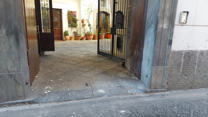 bomba carta fatta esplodere a roccapiemonte sotto la casa del sindaco