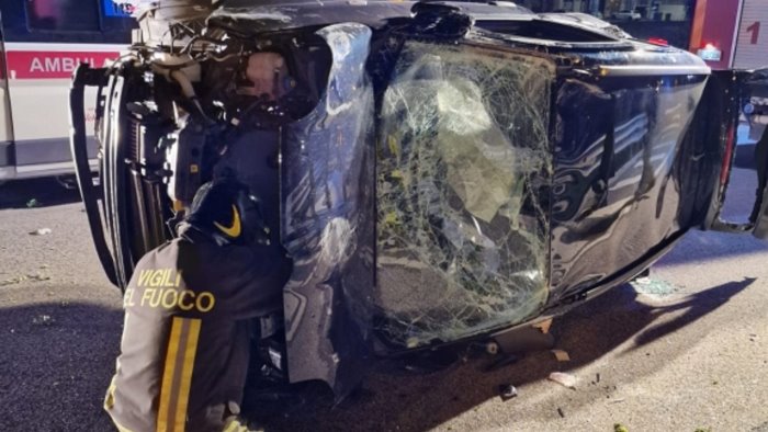 sbanda e si ribalta donna resta incastrata all interno di un auto salvata