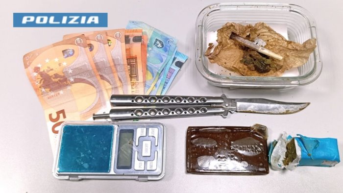 sorpresi con la droga in casa nel giorno di pasqua arrestati due fratelli