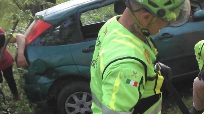 giffoni precipita in una scarpata con l auto grave 58enne
