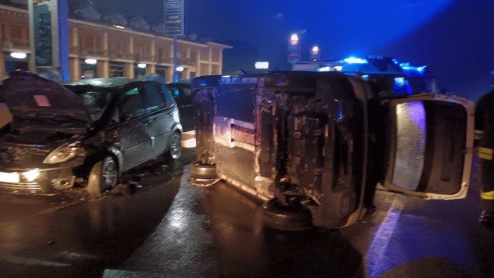 incidente sulla variante soccorsi sul posto 3 auto coinvolte