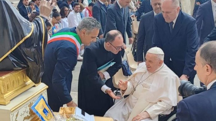 papa francesco benedice il simulacro di san nicola da tolentino gioia a montoro