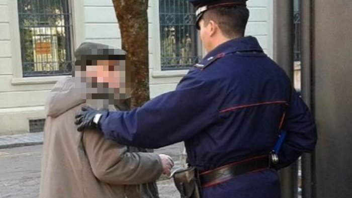 seduce anziano e gli sottrae 110mila euro donna denunciata nell avellinese