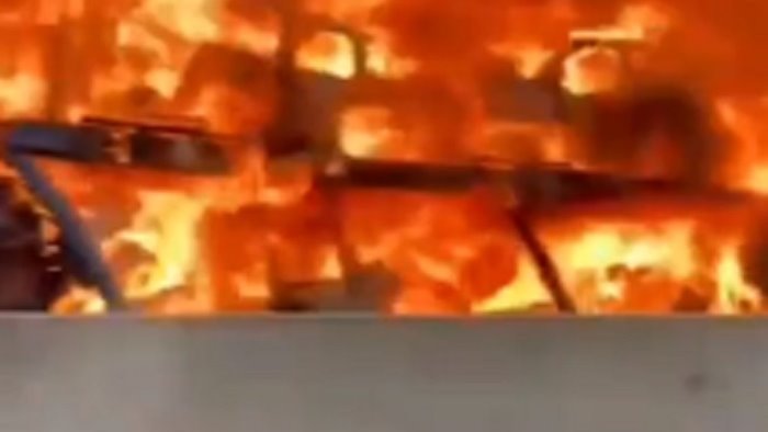 a2 camion che trasporta auto in fiamme in autostrada