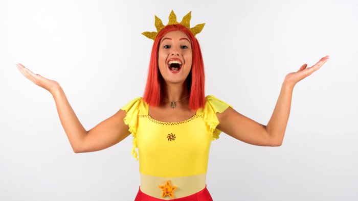 al teatro gesualdo e pronta ad atterrare l astronave di lucilla