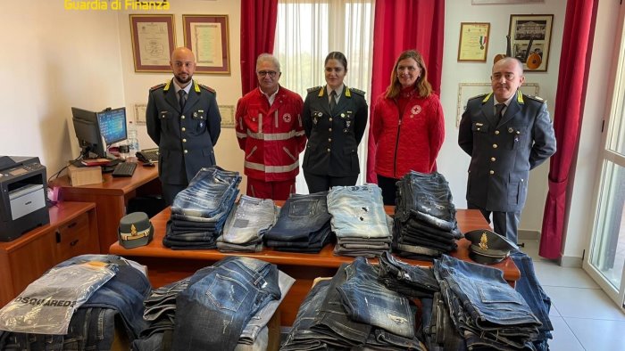 donati alla croce rossa i capi d abbigliamento sequestrati dalla finanza