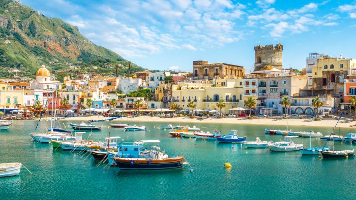 sole e caldo assaggio d estate a ischia si spera nel sold out per il 25 aprile
