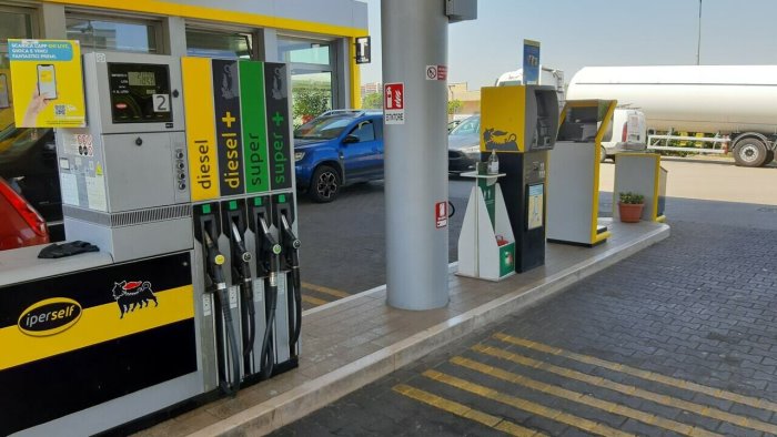 benzina alle stelle oltre i 2 5 euro a litro il caso benevento
