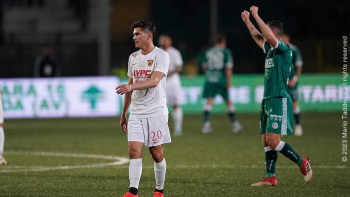 serie c rivivi la diretta di avellino benevento 1 0 strega ko al partenio