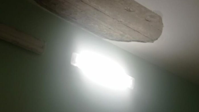 venticano giu i calcinacci da un soffitto della primaria tragedia evitata