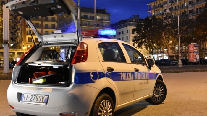 battipaglia blitz della polizia locale sanzionata ed allontanata prostituta