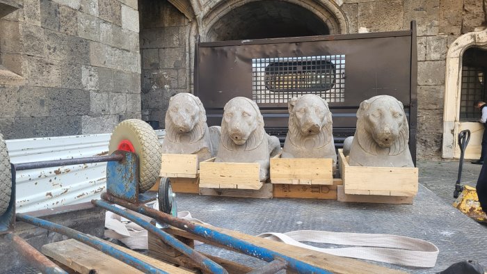 i leoni della fontana escono dal maschio angioino per essere restaurati