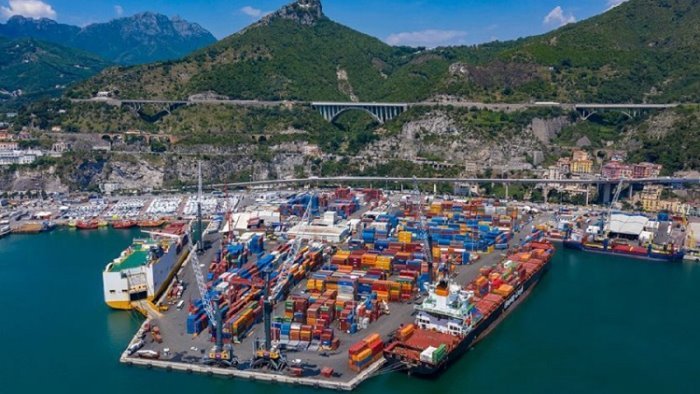 crisi per la compagnia portuale di salerno rischio licenziamento per tutti