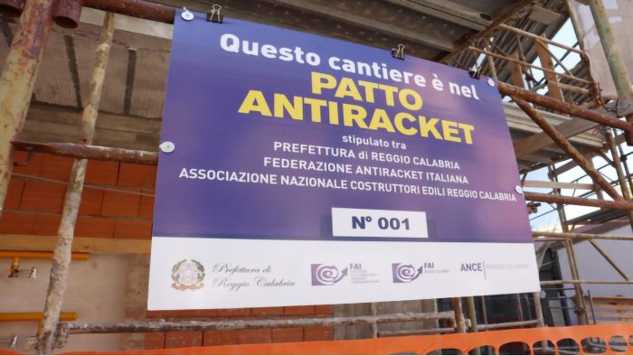 cartello antiracket davanti cantieri edili nel casertano