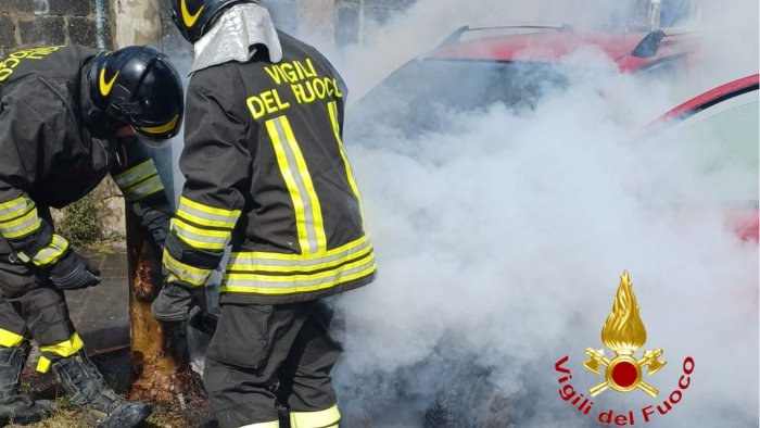 nocera inferiore auto prende fuoco e finisce contro un albero