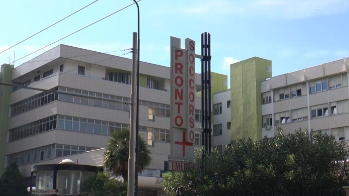 terrore in ospedale detenuto ricoverato aggredisce poliziotti e sanitari