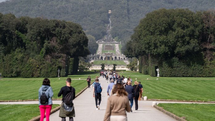 ponti del 25 aprile e 1 maggio e non solo la reggia di caserta sempre aperta