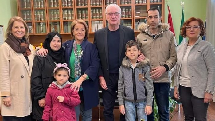 via dal campo profughi in libano famiglia siriana accolta a baronissi