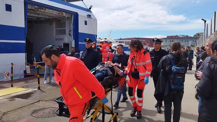 nave contro banchina al molo beverello decine di feriti trasportati in ospedale