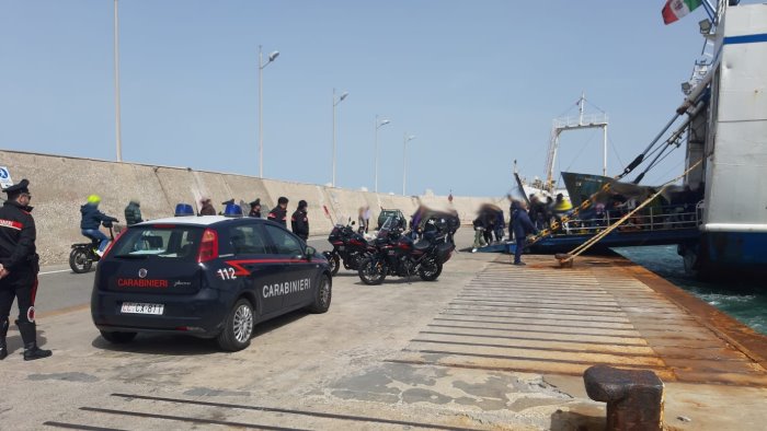 ischia turisti con la droga armi e una bici elettrica rubata