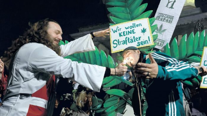 germania si alla legge sulla liberalizzazione della cannabis feste in strada
