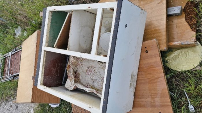 rifiuti in un canale a grottaminarda interviene persino una pala meccanica