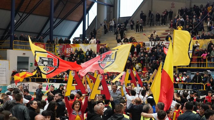 il benevento 5 e in serie a esplode la festa al palatedeschi