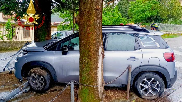 finisce con l auto contro due alberi 59enne trasportato in ospedale