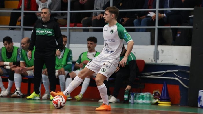 sandro abate pari a cosenza con il pirossigeno 4 4 e pass playoff