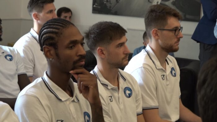 gevi napoli basket ko contro la dolomiti energia trentino 93 103