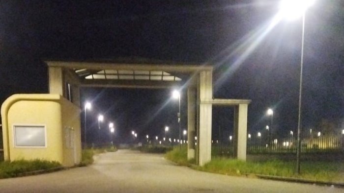 incappucciati e vestiti di nero tentano il colpo grosso messi in fuga