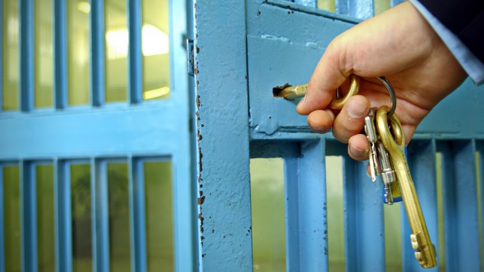 torture e violenze in carcere arrestati 13 agenti di polizia penitenziaria