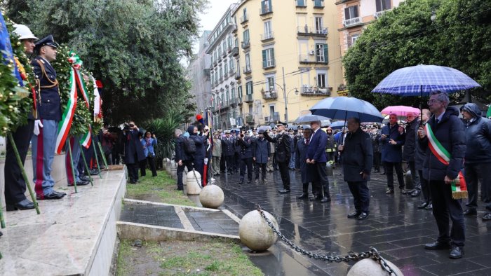 25 aprile la piazza a napoli urla viva l italia antifascista