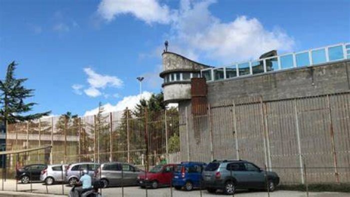 ariano agente porta in carcere droga e telefonini via subito le mele marce