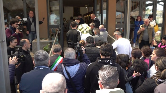 lacrime e dolore per i funerali di francesco pio ora sei tra gli angeli