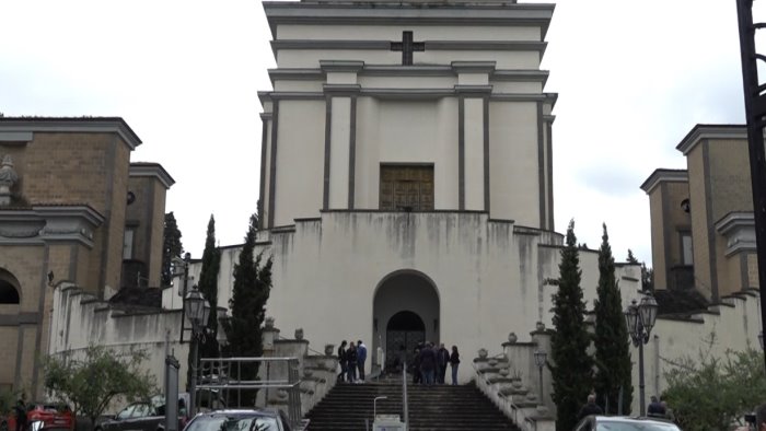 francesco pio sepolto nel cimitero di salerno la disperazione dei familiari