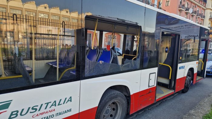 follia a cava de tirreni tensione tra giovani sassi contro un bus