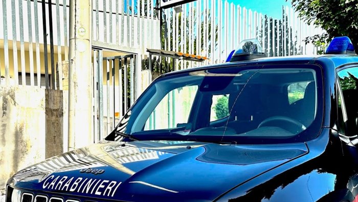 geolocalizza gli auricolari dello smartphone e chiama i carabinieri denunciata