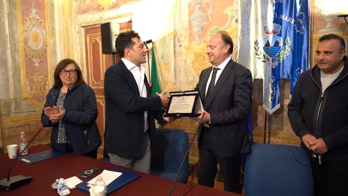 il ct della nazionale femminile di pallacanestro cittadino onorario di vietri