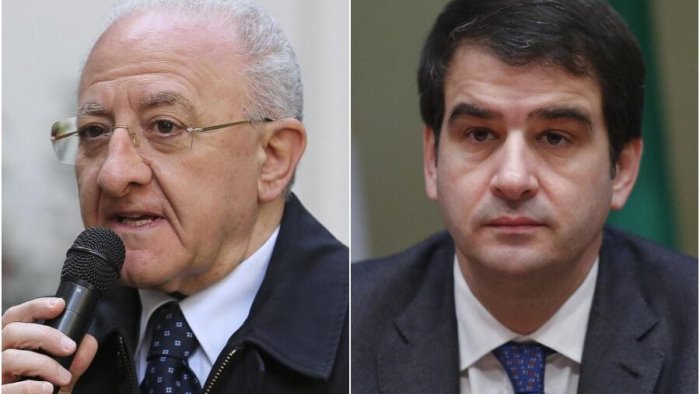 fitto a napoli per un convegno c e anche de luca ma non si salutano