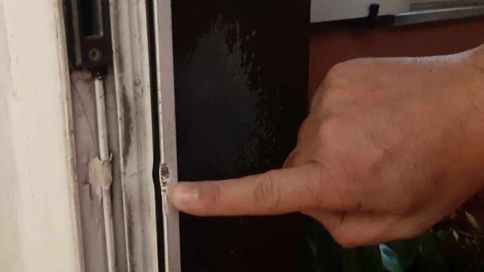 ariano forzano di notte la porta di un abitazione con mamma e figlio dentro