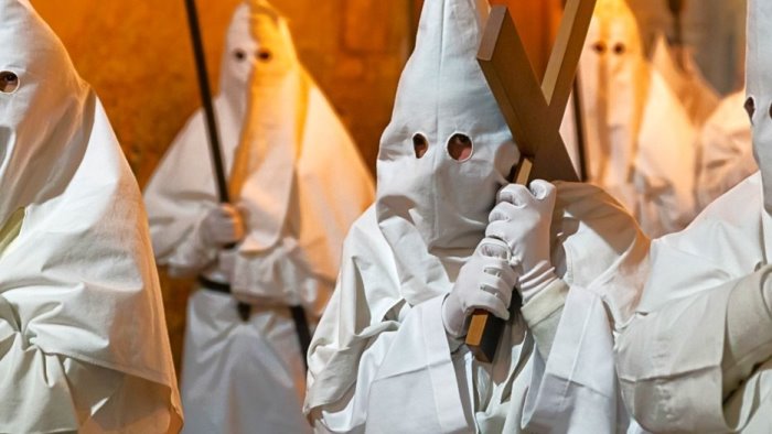 riti pasquali in campania torna la processione degli incappucciati a gragnano