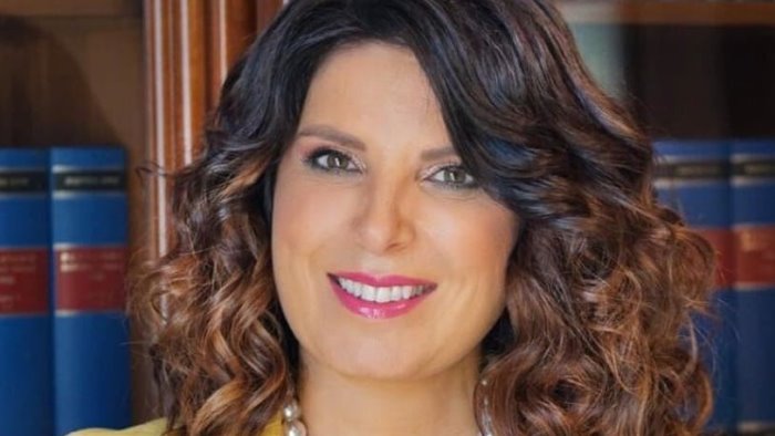 minacciata di morte dal compagno salvata dall avvocato che chiama i carabinieri