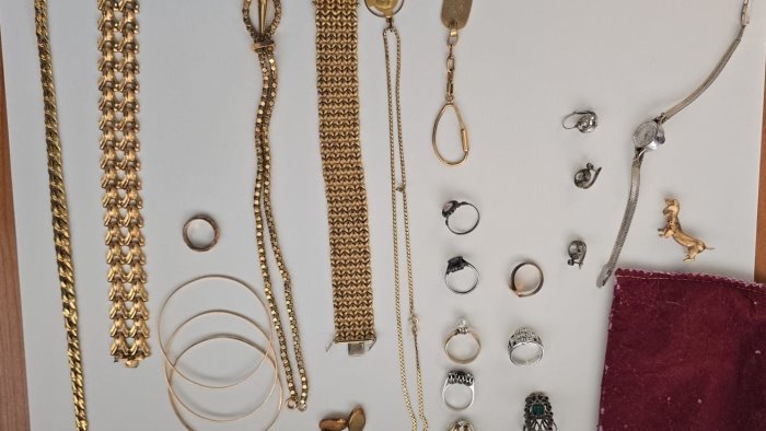 si fingono carabinieri e portano via gioielli a una 98enne arrestati