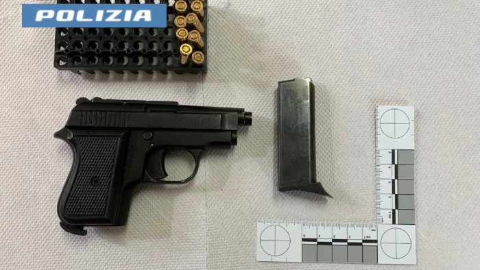 nola sorpreso in auto con una pistola a salve e munizioni