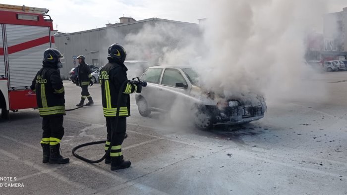 rotondi incendio in una concessionaria due auto distrutte quattro danneggiate