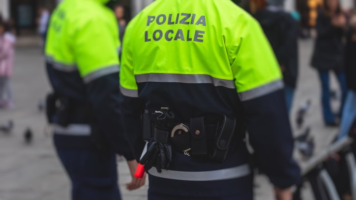 minacce a bacoli busta con proiettile recapitata alla polizia locale