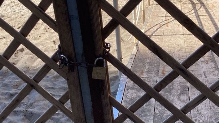 mare a sorrento borrelli da spiaggia pubblica a riservata
