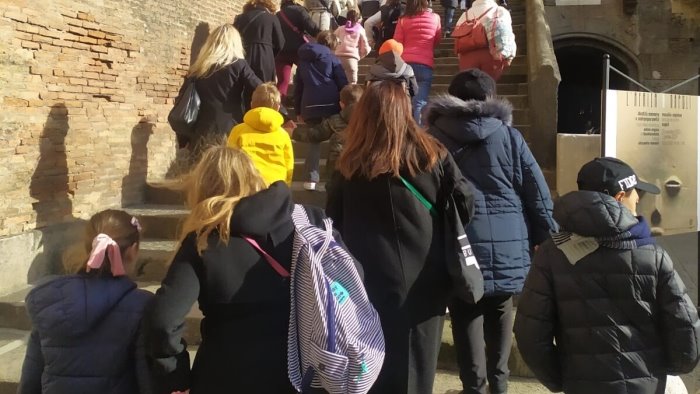 napoli il giro d italia omaggia la storia della citta