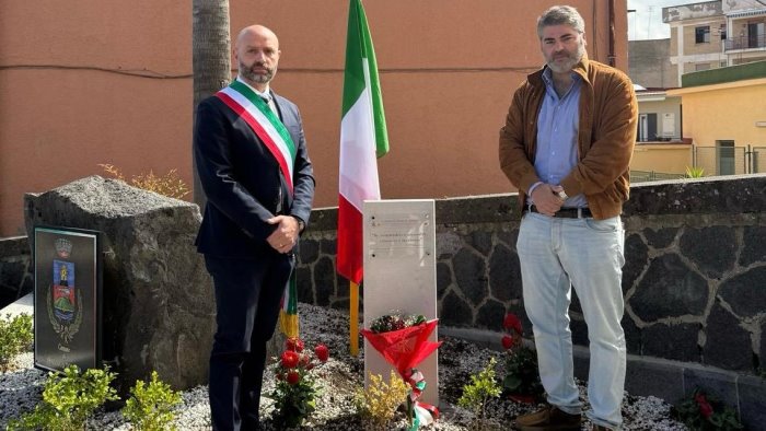 25 aprile a massa di somma una targa con frase di primo levi